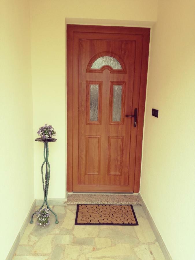 Room Kris With Private Entrance & Private Bathroom Vilanija Экстерьер фото