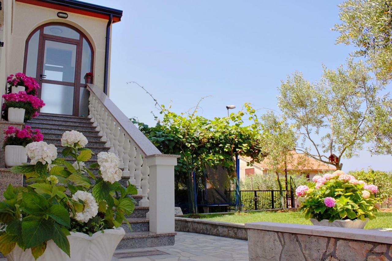 Room Kris With Private Entrance & Private Bathroom Vilanija Экстерьер фото