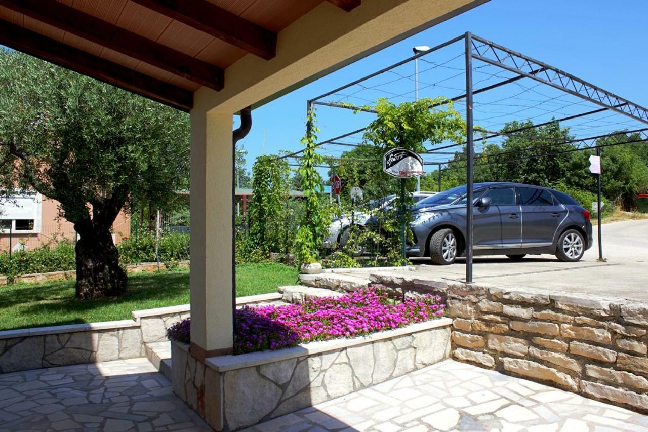 Room Kris With Private Entrance & Private Bathroom Vilanija Экстерьер фото